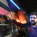 Oglasio se REM nakon što im je Lazović ofarbao tablu na protestu: „Vandalski akt, pretnja zaposlenima i kršenje zakona“