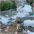 Вода потпуно бела од сапунице у реци трнавици : Становници новопазарског насеља у шоку, плаше се потенцијалног еколошког…