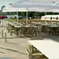 Novi šatori, suncobrani i stolice ispred Doma Narodne skupštine, za sada nema većeg broja prisutnih