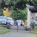 Devojka demolirala "mercedes" u Zemunu: Bacila kamen na vetrobran, pa nastavila da udara i lomi (foto, video)