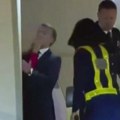 Oglasio se Makron o viralnom snimku na kojem ga supruga udara: Otkrio šta je prethodilo bizarnoj sceni