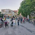 Зрењанинци не дају да се угаси пламен протеста, синоћ око 200 суграђана на бициклистичкој тури кроз град! Бициклом кроз…