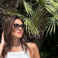(Foto) mini bela haljina na preplanulo telo: Voditelja jutarnjeg programa na moru: Na stopalima crveni lak