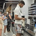 Novak Đoković uhvaćen u redu na kasi: Isplivala hit fotka - evo kako je reagovao sa kesama u ruci
