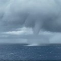 Zastrašujući snimci: Izronila morska "neman"; Tornado nosi sve pred sobom, turisti beže u panici VIDEO