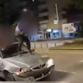 Mladić stoji na haubi dok auto juri ulicama prestonice: Kruži snimak opasnog izazova, policija na nogama