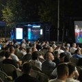 Ministri u Vladi i predstavnici SNS ispred Skupštine sa pristalicama i građanima: Zajedno gledaju meč Lige šampiona