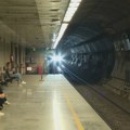 Putnički voz već tri sata zaglavljen u tunelu kod stanice "Vukov spomenik"