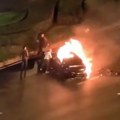 Vozač živ izgoreo zarobljen u električnom automobilu Prolaznici pokušavali da ga spasu