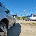 "Ne znam ni kako prolazimo": Automobili se u Veterniku "sapliću" o ograde i kamenje