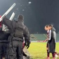 (ВИДЕО) Бизарна сцена на Кошеву: Навијачи грудвама гађали играче