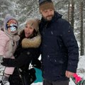 Voditeljka pokazala muža i ćerke: Objavila porodičnu sliku sa zimovanja i oduševila: "Jako je bitno sa kim ćeš napraviti dete"…