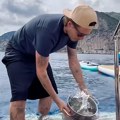 "Ma, je li on ovo namerno radi?!" Bruklin Bekam kuvao testeninu u morskoj vodi, ljudima pozlilo od prizora (video)