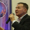 Mitar Mirić peva "Dotakni me", a iza njega momci sa viralnog snimka: Pevaču "oživeli" pesmu, ovako im se odužio