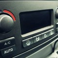 Ovo dugme u automobilu svi koriste, ali može da napravi problem: Evo kada bi trebalo da ga isključite