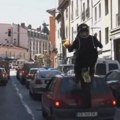 GTA akrobacija: Motociklista šokirao vozače automobila (video)