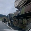 Kolona vojnih kamiona transportovala oklopna vozila na putu od Kraljeva do Raške (video)