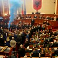 Neredi u albanskom parlamentu: Bivšem premijeru ukinut imunitet, zapaljena dimna bomba