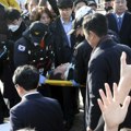 Vođa opozicije uboden nožem u vrat: Pokušaj ubistva pred stotinu ljudi u Južnoj Koreji: Napadač uhapšen (uznemirujući…