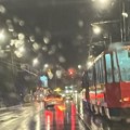 Kiša pljušti, a oni se kupaju u bari: Sve se dešava ispred tramvaja koji stoji kao usidreni brod