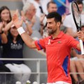 Neuništiv! Novak jači od Cicipasa i bola u kolenu za novo polufinale!