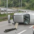 Jeziva saobraćajna nesreća kod Bubanj potoka: Vozač sleteo s puta pa ispao iz automobila!