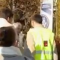 Studenti koji podržavaju opoziciju maltretirali stariju ženu na ulici (video)