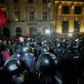 Dramatične scene u Bukureštu: Pristalice Putinovog čoveka napravile haos na ulicama: Gori centar grada, letele kamenice i…