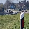 Direktan sudar izbegnut za dlaku: Vozio u suprotnom smeru u Novom Sadu, u susret mu naišli automobil i kombi (VIDEO)