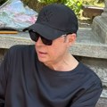 Evo ko se pojavio na sahrani Žiže Stojanović: U crnini, tugu krije ispod kape i naočara, jedva ga prepoznali