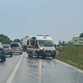 Haos na deonici Zrenjanin – Beograd Sudarili se auto i kamion, jedno vozilo sletelo s puta