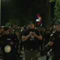 "Ne želimo Ćacilend u Vrbasu": Protest studenata i građana, naprednjaci dovedeni ispred prostorija SNS, policija između dve…