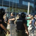 Полиција спречава студенте и грађане да подрже војску