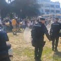 Napeto na paradi: Policija ne dozvoljava prolaz studentima (video)