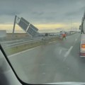 Normalizovan saobraćaj na auto-putu kod Beške nakon što je kamion oborio portal sa saobraćajnim znakom