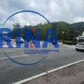 Tinejdžer divljao na ulici, pa autom udario u semafor i slomio ga: Krivična prijava protiv mladog Prijepoljca (FOTO)
