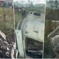 Auto se zapalio i potpuno izgoreo posle sletanja s puta, troje ljudi bilo unutra: Teška saobraćajna nesreća kod Vrnjačke Banje…