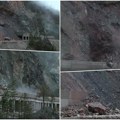 Brdo se obrušilo, ogromni komadi stena se kotrljaju na put Dramatične scene nakon nevremena u Crnoj Gori (video)