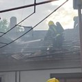 Izgorela kuća na Telepu! Jedna osoba povređena u požaru u Novom Sadu - vatrogasci se bore s vatrom (video)