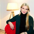 Ova atraktivna plavuša je ćerka Mine Lazarević. Iva je prava zavodnica! Ima pirsing na pupku i prezgodna je