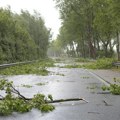 Jak vetar obarao stabla, "gore" alarmi - najavljeno da stiže još jače nevreme