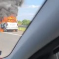 Požar na Moravskom koridoru kod Podunavaca: Vatra progutala automobil, objavljen snimak s lica mesta (video)