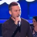Pevaču na očevoj sahrani stigla poruka od žene, prevarila ga sa najboljim drugom: "Dođi po stvari..."