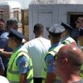 Privedenima na Gazimestanu kazne od 700 evra i deportacija zbog “Kosovo je Srbija” i tri prsta