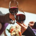 Čaša vina dnevno je recept za dug život? Evo šta se krije iza jednog od najpoznatijih verovanja