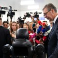 "Učenje će deci biti ovako mnogo lakše i lepše" Vučić u fabrici robota u Šapcu: "Pročita" udžbenik, izvuče najvažnije, a može…