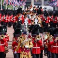 Britanski poslanici traže da kraljevska garda ostane bez kapa od medveđeg krzna