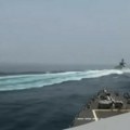Američka vojska objavila snimak incidenta: Kineski razarač seče put američkom brodu u Tajvanskom moreuzu (video)
