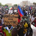 Pristalice hunte u Nigeru zapalile vrata francuske ambasade