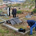Porušeni grobovi i spomenici: Srbi obišli groblje u južnom delu Mitrovice /video/